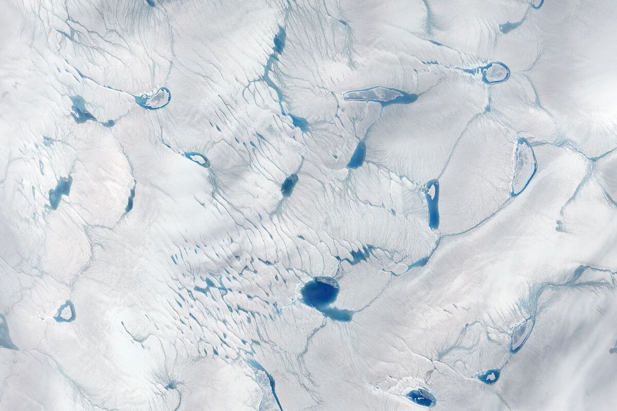 Immagine satellitare di laghi e torrenti azzurri di acqua di fusione che si allargano sul ghiaccio bianco della calotta della Groenlandia