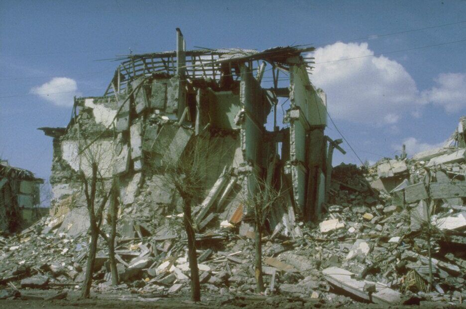 1988 Spitak depreminden sonra Ermenistan'ın Leninakan kentinde döşeme plakalarından oluşan bir yığına dönüşmüş çok katlı beton apartman binası
