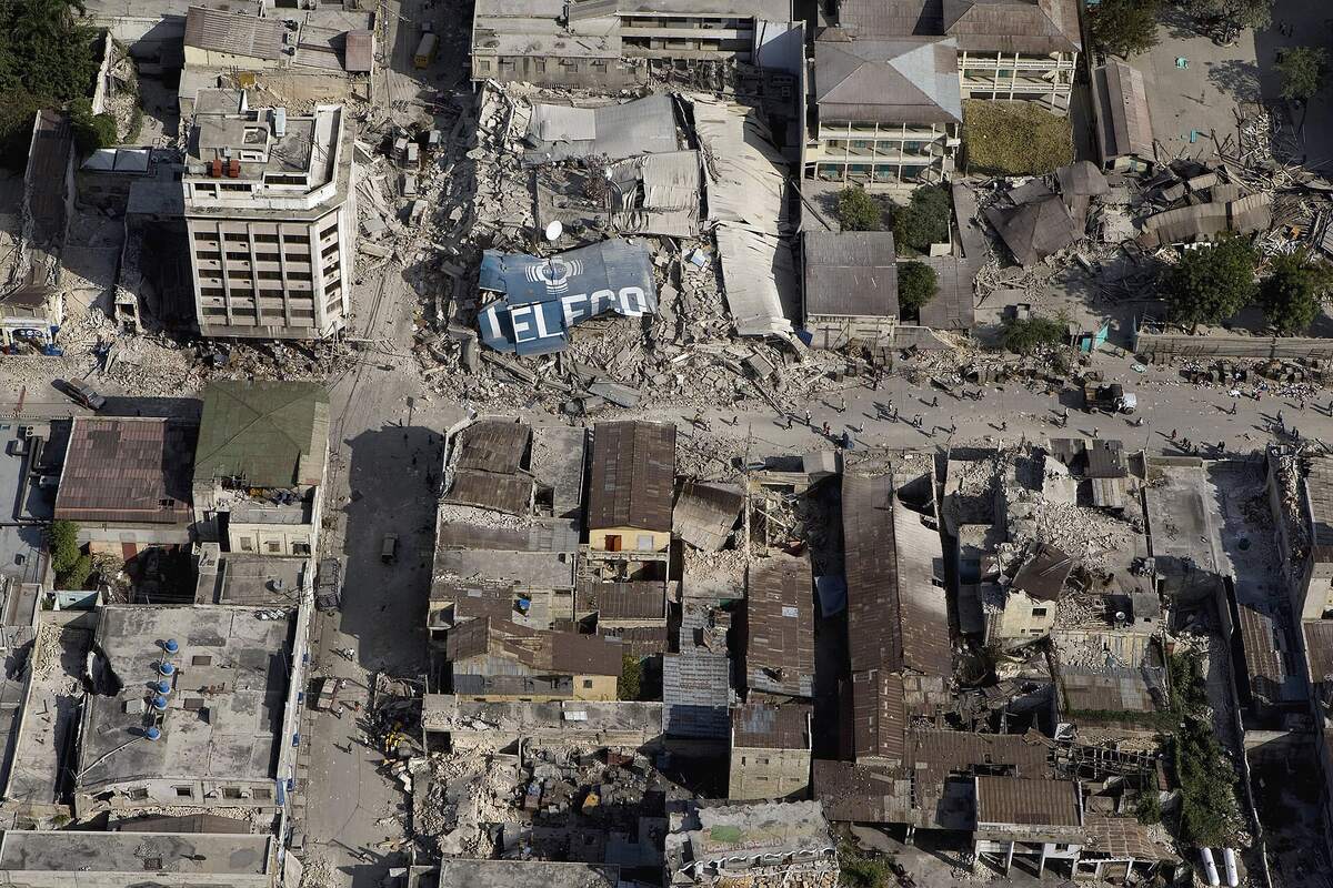 13 Ocak 2010'da Haiti'nin başkenti Port-au-Prince'in merkezinin havadan görünümü: Teleco binası dahil yıkılmış betonarme binalar ve yanlarında sağlam kalanlar
