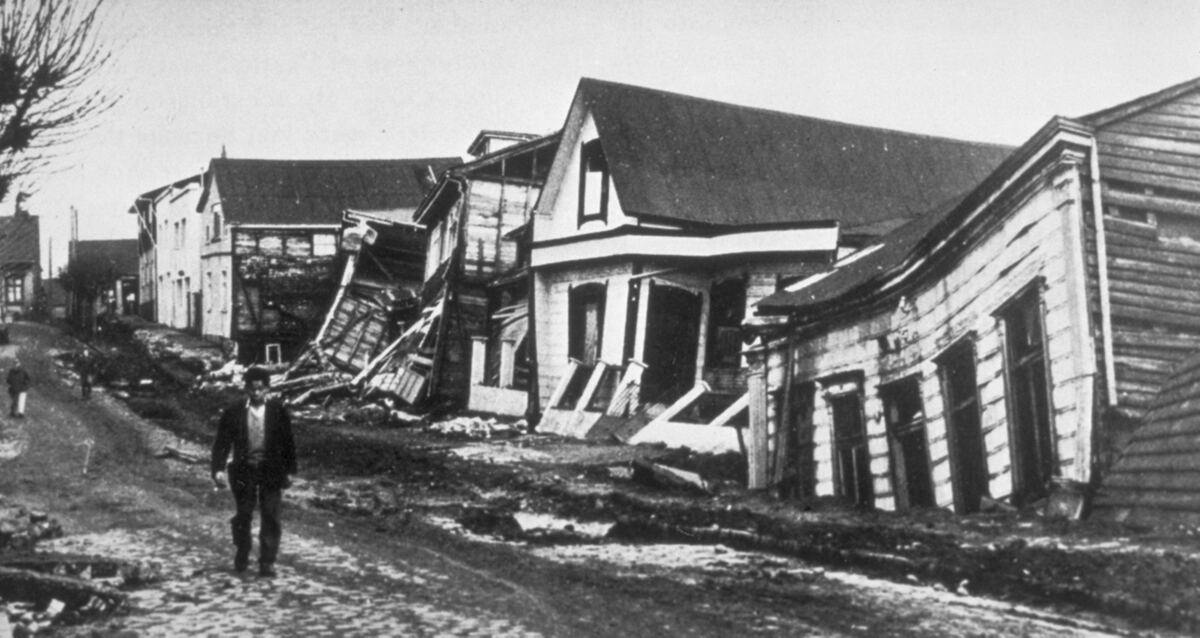 1960'ta Şili'nin Valdivia kentinde bir sokak: 9,5 büyüklüğündeki depremden sonra temellerinden kayıp yana yatmış ahşap evler