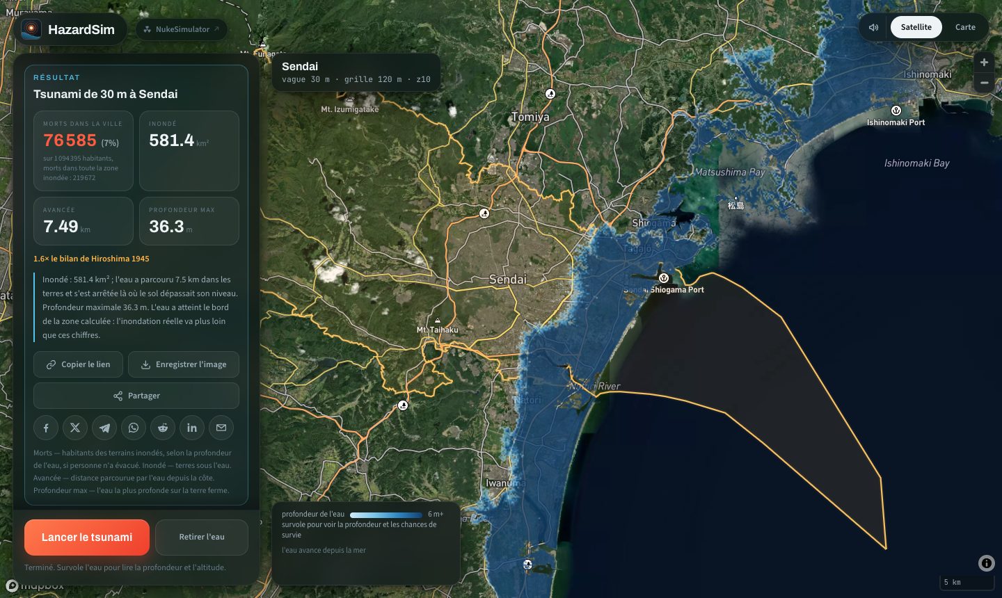 Le simulateur inondant la plaine côtière de Sendai avec un tsunami de 30 mètres, l'eau bleue couvrant le terrain plat et s'arrêtant aux collines